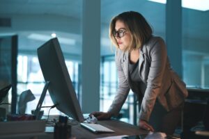 A professional woman on her computer researching how the Sarbanes-Oxley Act (SOX) protects whistleblowers.